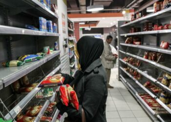 التزوّد بالموّاد الأوّلية وتسويق المنتوجات ونقص الطلب من أهم الصعوبات التي تواجهها المؤسسات الصناعية