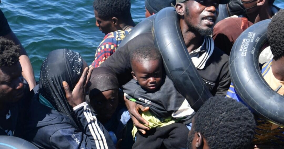 مقتل مهاجرَين تونسيَين وفقدان خمسة آخرين في غرق مركب في جنوب شرق البلاد