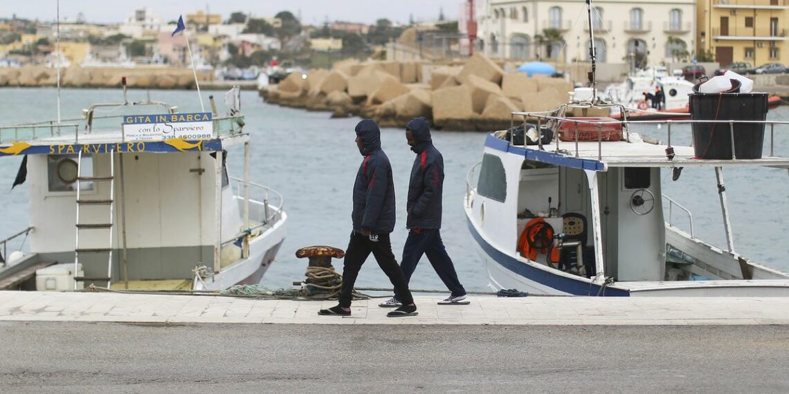 قبالة السواحل الإيطالية: وفاة 41 مهاجرا بعد غرق سفينتهم