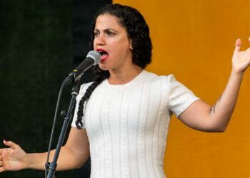 بعد إحيائها لحفل في الأراضي المحتلة: مدير مهرجان الحمامات يبرر إلغاء حفل آمال المثلوثي