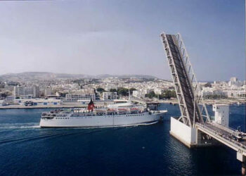 بعد أكثر من أسبوعين:  رفع جسر بنزرت وعبور السفن العالقة بالميناء