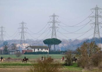 المفوضية الأوروبية تمنح تونس 307 مليون يورو لتمويل مشروع الربط الكهربائي مع إيطاليا