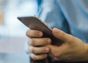 إشارات أحمد الحمروني: مع الهاتف