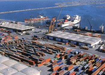 معدات جديدة لشركة الشحن والترصيف