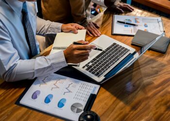 الإحتفاظ برجل أعمال  ينشط في القطاع البنكي والتأمينات