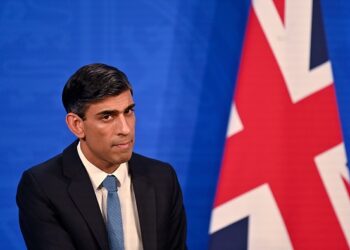 رئيس الوزراء البريطاني بعد وصوله لتل أبيب: “نحن نقف مع إسرائيل”