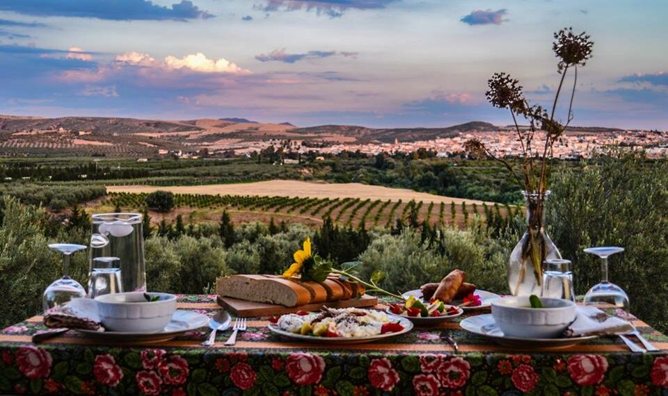 ما وراء الموسمية، نحو “السياحة على مدار العام”: الجودة وحسن الاستقبال بدون طبل ولا مزمار!!