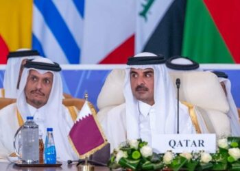 أمير قطر يغادر قمة القاهرة للسلام دون إلقاء كلمة