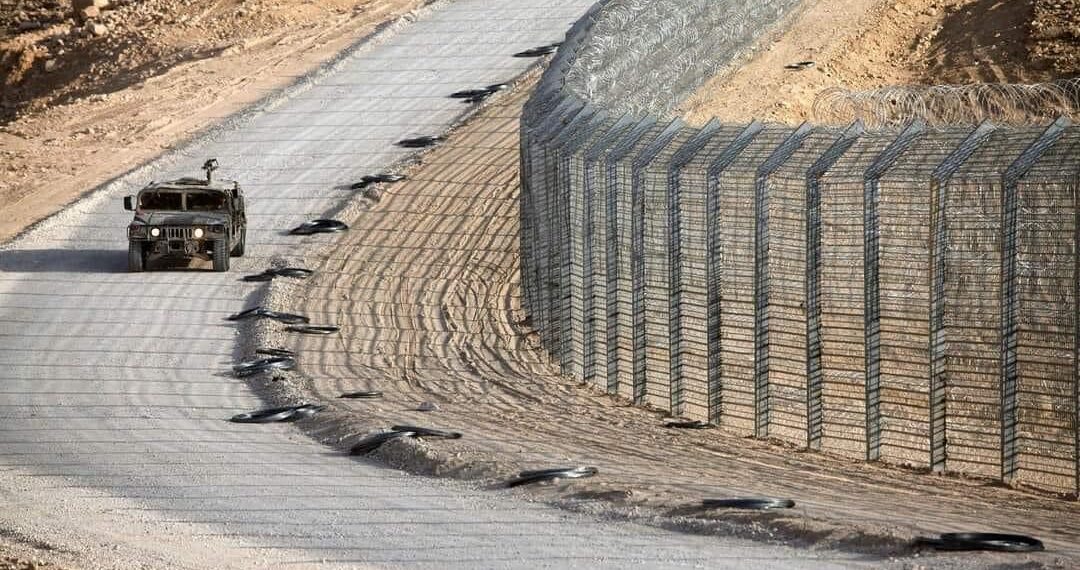 وسائل إعلام إسرائيلية: إسرائيل أبلغت مصر أنها ستقصف أي شاحنات تحمل مساعدات لغزة