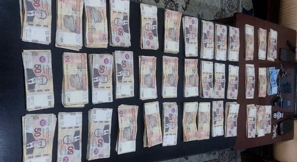 العقبة: ضبط مبلغ 37 ألف دينار من العملة التونسية المزيّفة