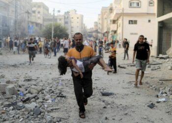 حصيلة شهداء غزة تتجاوز 11 ألفا والاحتلال يقصف نازحين من القطاع