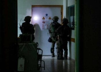 مأساة مجمع الشفاء تزداد بعد خروج جيش الاحتلال.. ومناشدات أهالي المحاصرين في غزة تتحول إلى صراخ وعويل