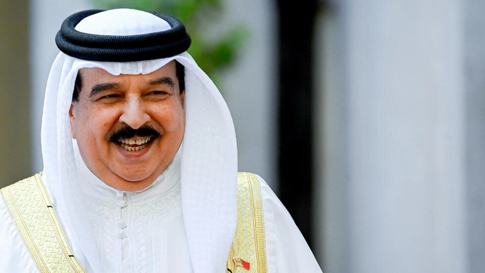 البحرين تعلن مغادرة السفير الإسرائيلي واستدعاء سفيرها من إسرائيل ووقف العلاقات الاقتصادية مع تل أبيب