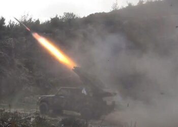 إطلاق صاروخين من اليمن باتجاه مدمرة أمريكية بحرية