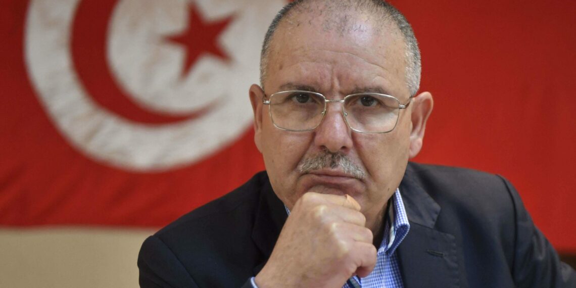 الطبوبي: “التضييق على العمل النقابي هو غطاء للقضايا الجوهرية كفقدان المواد الغذائية والأدوية وتدهور المقدرة الشرائية وضعف الأجور”