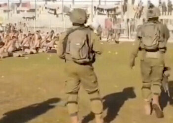 بينهم أطفال وشيوخ: إسرائيل تجرد فلسطينيين من ملابسهم في ملعب بغزة