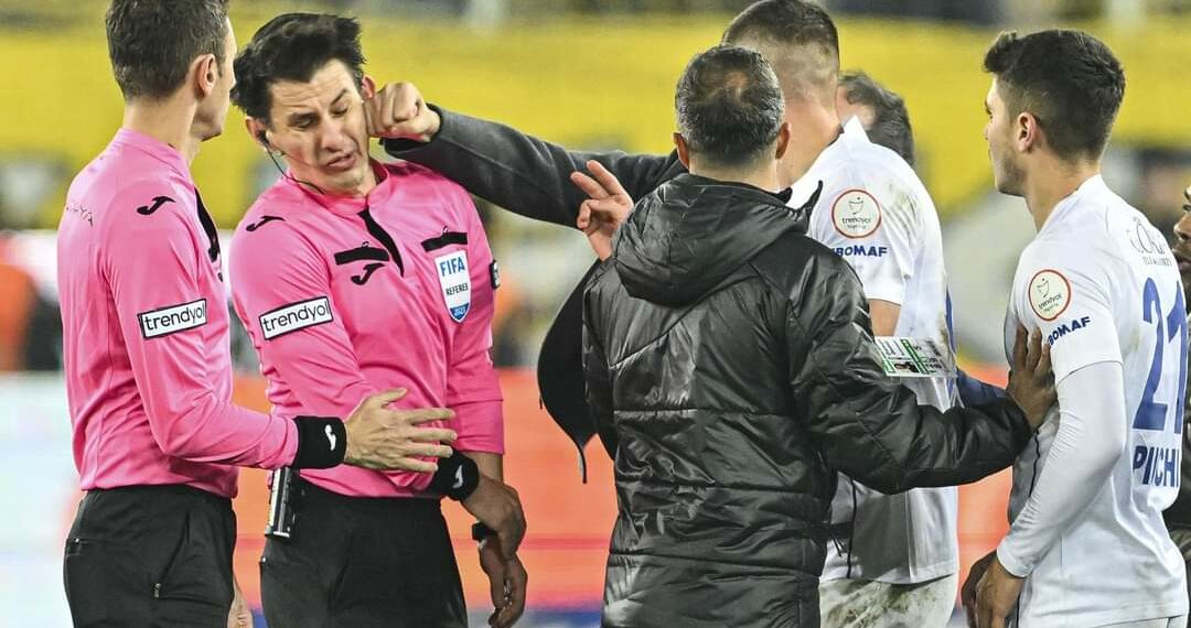 بسبب لكمة رئيس نادي انقرة للحكم: الإتحاد التركي يعلق منافسات الدوري لأجل غير معلن