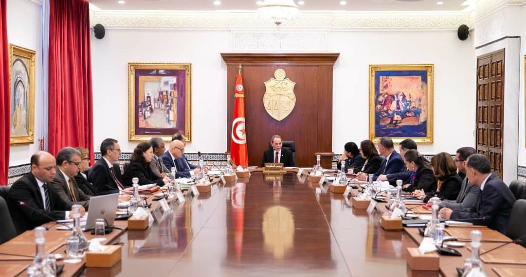 رئاسة الحكومة: إقرار التسريع في تنفيذ المشاريع العمومية المعطلة