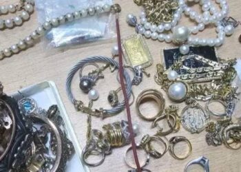 حجز مصوغ وأحجار كريمة مهربة بقيمة 600 ألف دينار