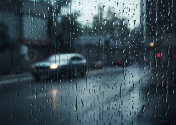 طقس اليوم: سحب كثيفة مع أمطار متفرقة