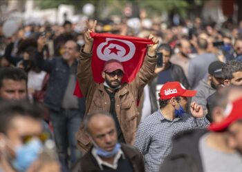 أطراف سياسية معارضة: “نرفض النظام السياسي الذي يحاول رئيس الدّولة تمريره”