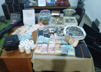 حجز 19 حاسوب وهاتفين جوالين و26 ألف دينار  بعد مداهمة محلين يستغلها أصحابها في تعاطي الرهان الرياضي