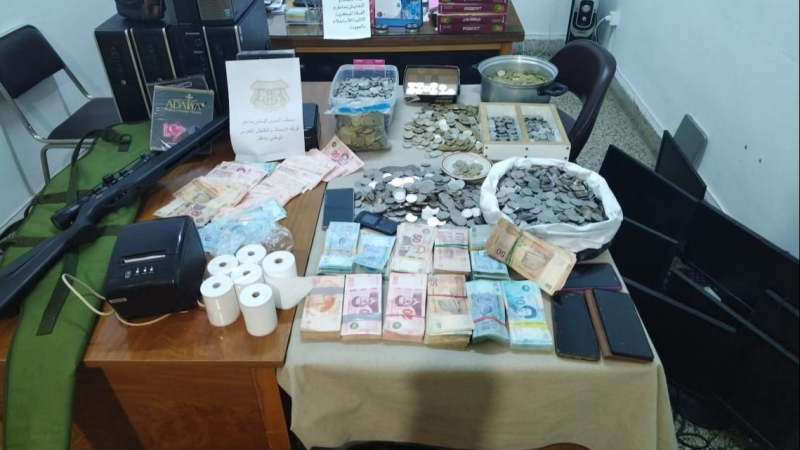 حجز 19 حاسوب وهاتفين جوالين و26 ألف دينار بعد مداهمة محلين يستغلها أصحابها في تعاطي الرهان الرياضي