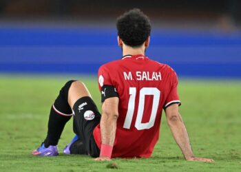 بعد مباراة مصر: محمد صلاح يسافر إلى إنجلترا لاستكمال علاجه