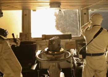 الولايات المتحدة وبريطانيا تشنان ضربات على الحوثيين باليمن بعد استهدافهم سفنا بالبحر الأحمر