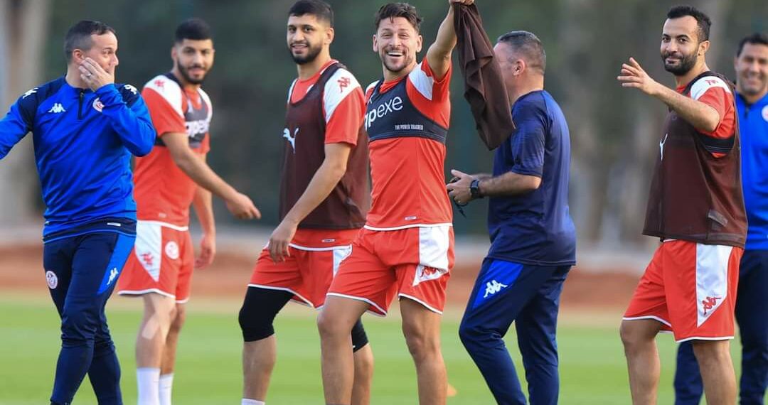 رئيس الحكومة يدعو لاعبي المنتخب الوطني “إلى تشريف الرياضة التونسية وكسب التحدي”