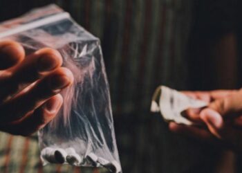 أريانة: ضبط مروّج مخدرات بصدد ترويج المواد المخدرة بمحيط مؤسسة