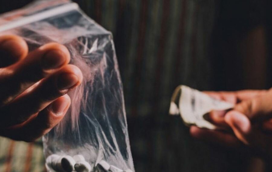 أريانة: ضبط مروّج مخدرات بصدد ترويج المواد المخدرة بمحيط مؤسسة