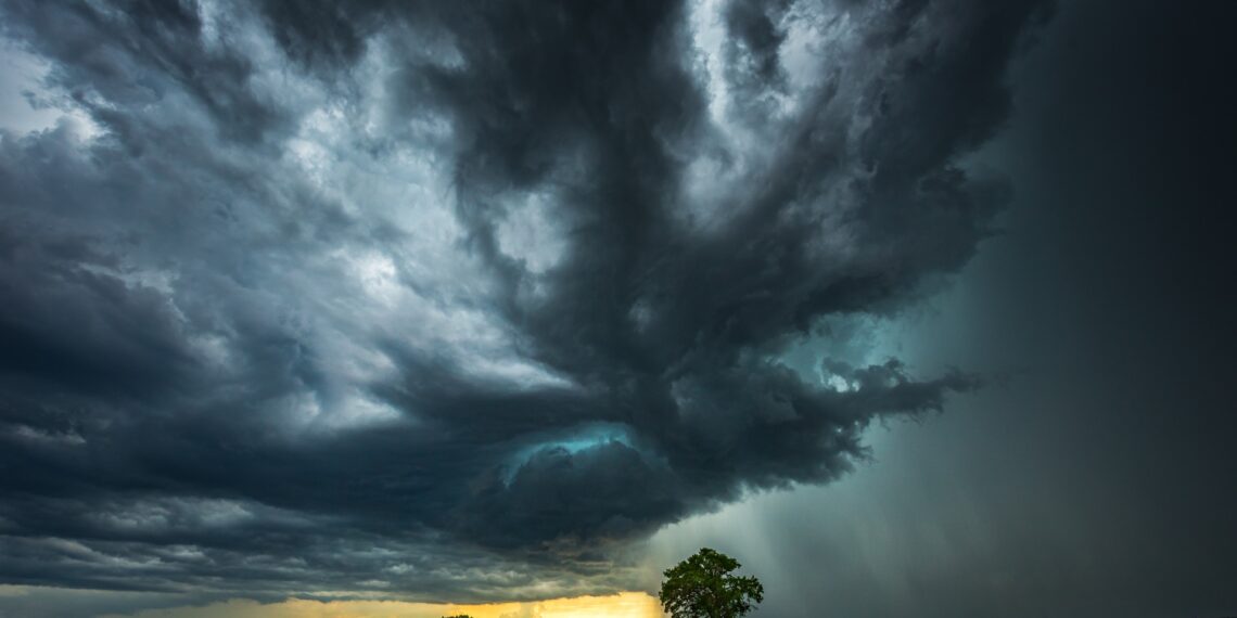 اليوم: سحب عابرة مع بعض الأمطار المتفرقة