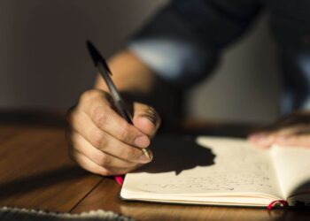 إشارات أحمد الحمروني: أمور شخصيّة