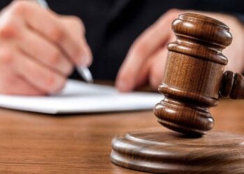 الإحتفاظ بإطارين بالمالية وتحجير السفر على موظفين من ذات الإدارة