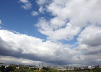 اليوم: ضباب وسحب عابرة صباحا وأمطار متفرقة بالشمال ليلا