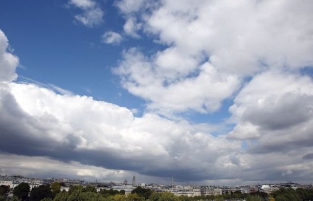 اليوم: ضباب وسحب عابرة صباحا وأمطار متفرقة بالشمال ليلا