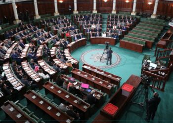 نواب يقترحون مراجعة التوقيت الإداري في الوظيفة العمومية للحد من التأثير السلبي على الأسرة وعلى المجتمع