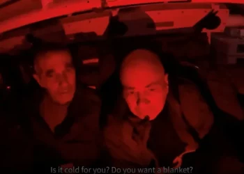 الأ..سير.ان اللذان حررتهما إسرائيل: كنا عند عائلة في رفح ولم نتعرض للتعذ.يب