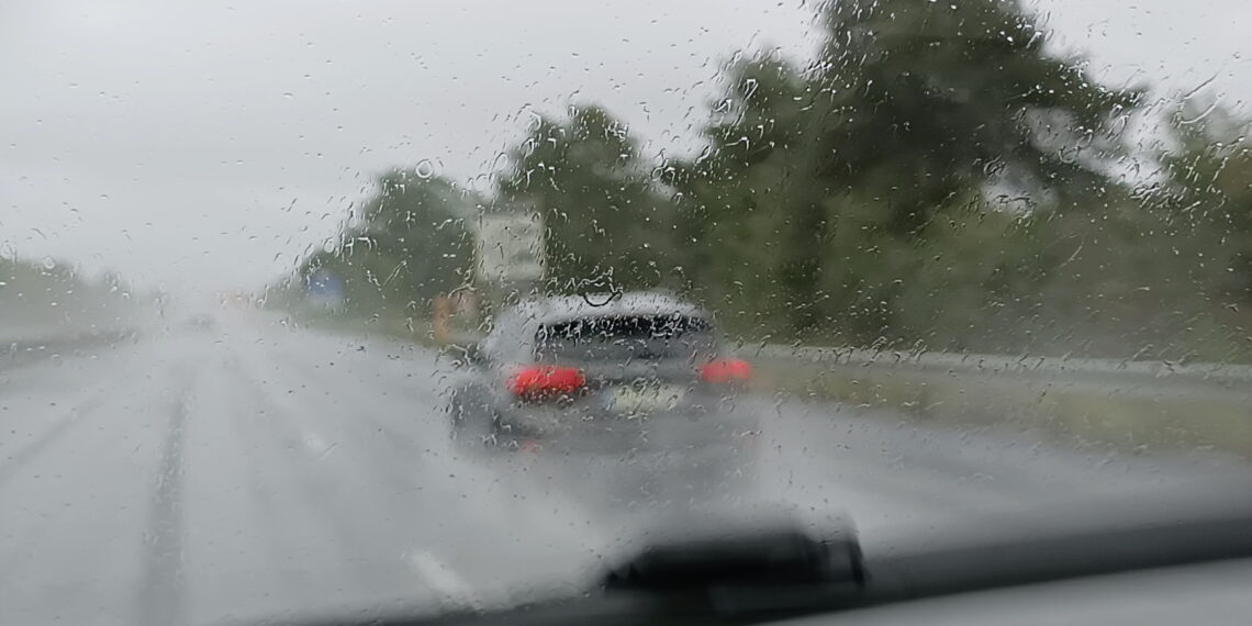 اليوم: أمطار رعدية ورياح قوية