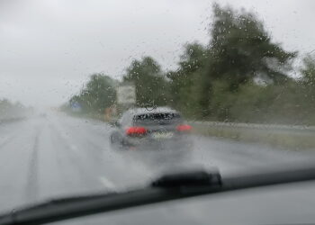 اليوم: أمطار رعدية ورياح قوية