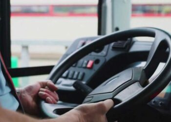 بسبب إنشغاله بهاتفه الجوال: إيقاف سائق حافلة عن العمل ببنزرت