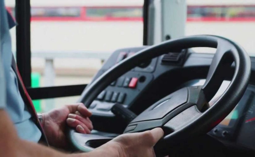 بسبب إنشغاله بهاتفه الجوال: إيقاف سائق حافلة عن العمل ببنزرت