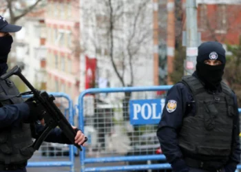 تركيا: مق.تل مسلحين اثنين وإصابة خمسة أشخاص في إطلاق نا.ر أمام محكمة بإسطنبول