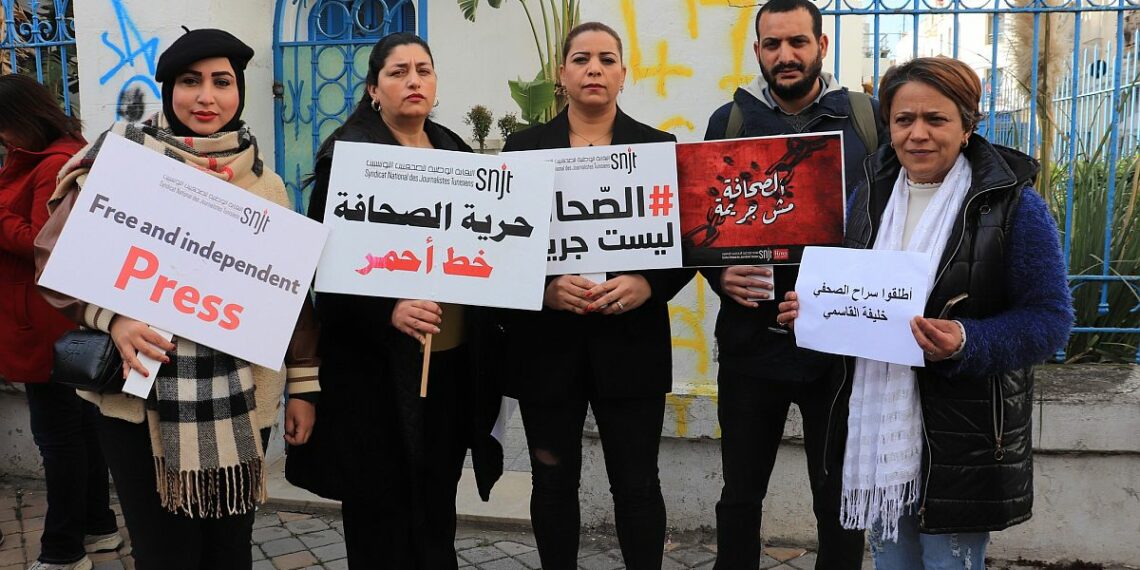 الصحفيون ينفذون وقفة مساندة للصحفي خليفة القاسمي