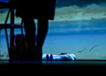 قراءة في مسرحية “آخر البحر” للفاضل الجعايبي: “المكان الذي لا يُؤنث لا يُعَوّلُ عليه”  (10 من 10 ، الحلقة الأخيرة )