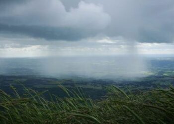 اليوم: سحب كثيفة وأمطار متفرقة