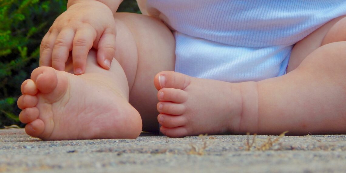 الرقاب: العثور على رضيع حديث الولادة على حافة الطريق