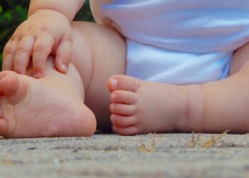 الرقاب: العثور على رضيع حديث الولادة على حافة الطريق