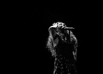 قراءة في مسرحية “صَـــــــــــــــمْتْ”  لسليمان البسام: انفجار في مرفأ أرسطو أم عودة المسرح إلى حمضه النووي؟ (02 من 02)